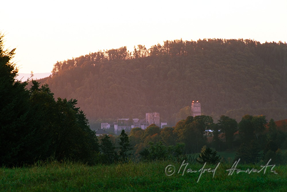Burgruine und rollende Felder
