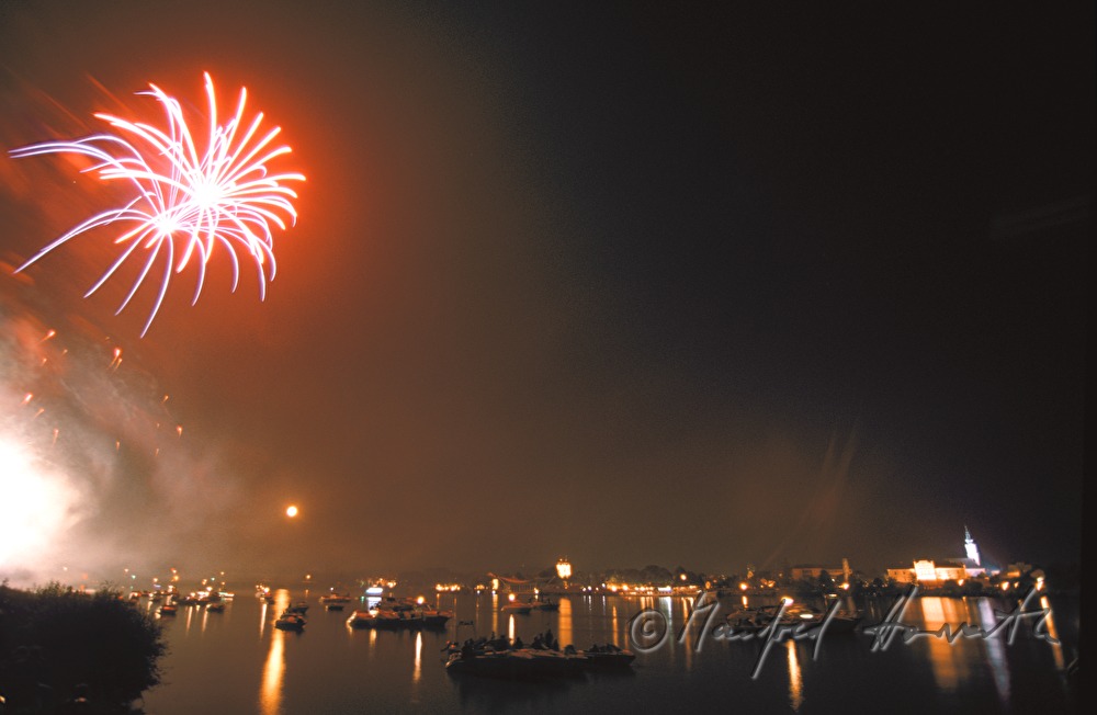 Sonnwendfeier mit Feuerwerk und Bootscorso