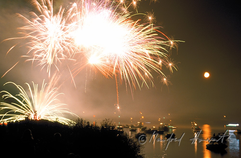 Sonnwendfeier mit Feuerwerk und Bootscorso
