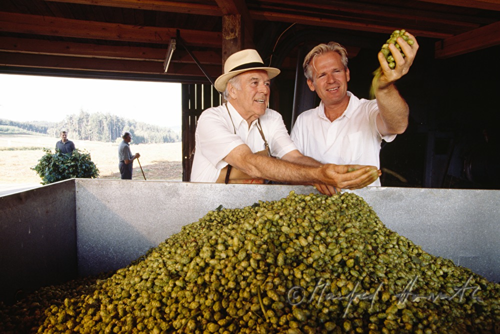 Bierbrauer KArl Schwarz Vater und Sohn in der Hopfen-Scheune
