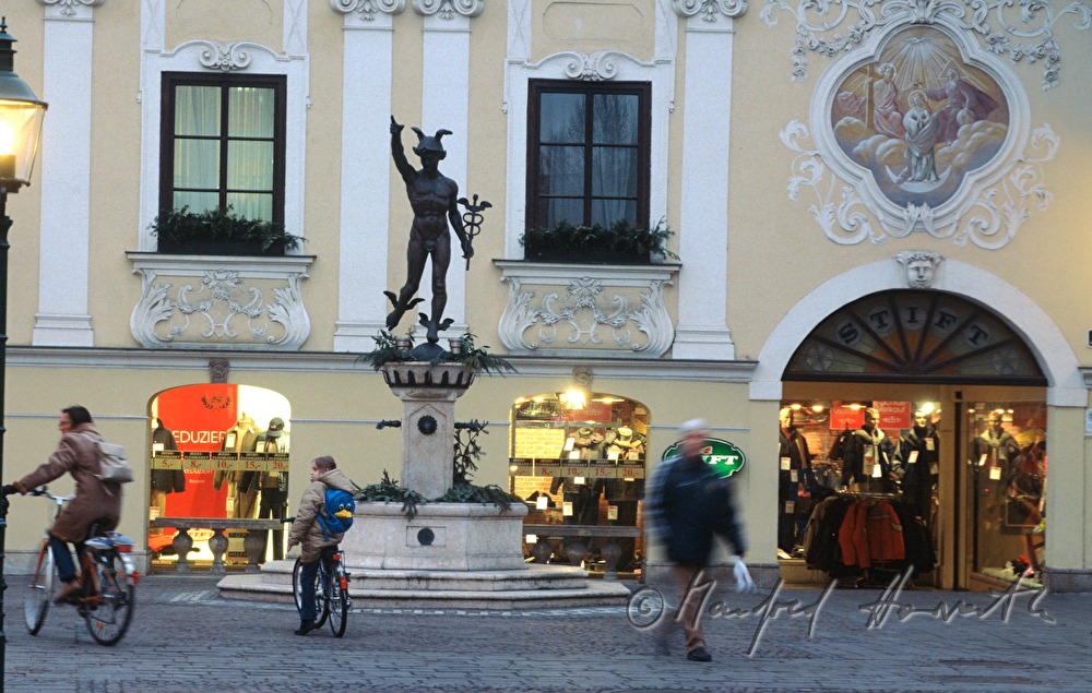 Rathausplatz, Hermesbrunnen