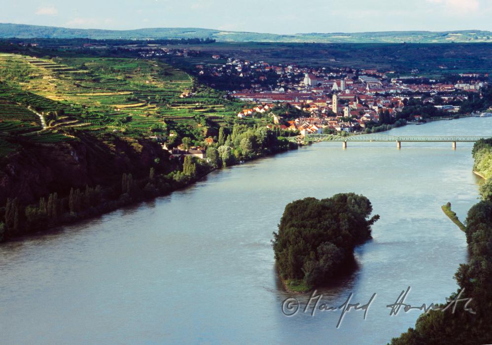 Donau mit Hundsheimer Insel und Mauterner Brücke