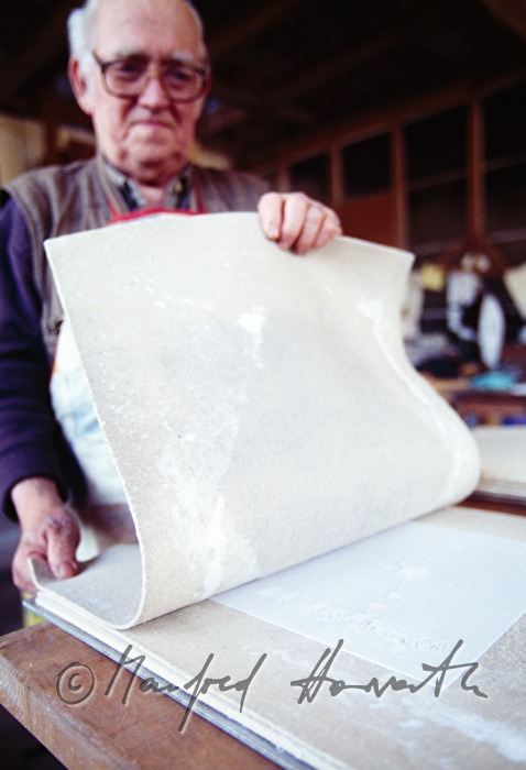 Herstellung von handgeschöftem Büttenpapier