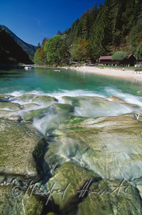 Flussbett und Badehaus des Ybbsstrandbades