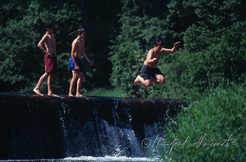 Buben spielen am Ufer der Thaya