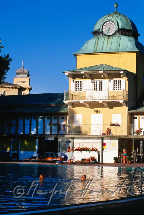Thermalschwimmbecken und Badehaus im Thermalbad