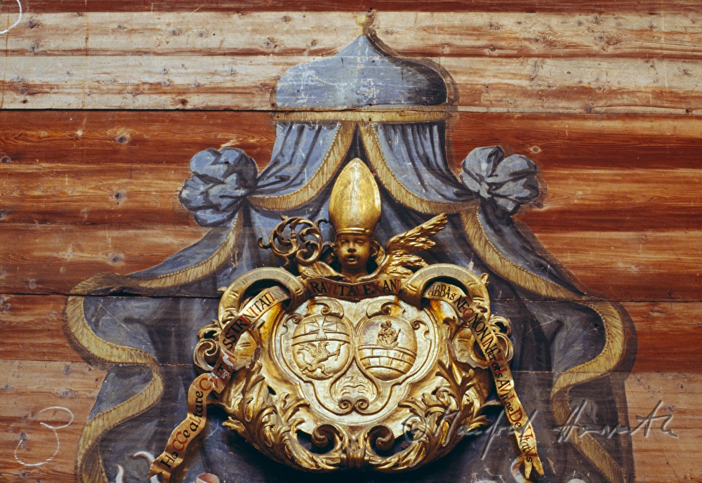 Exponat im Stadtmuseum (geschnitztes Wappen)