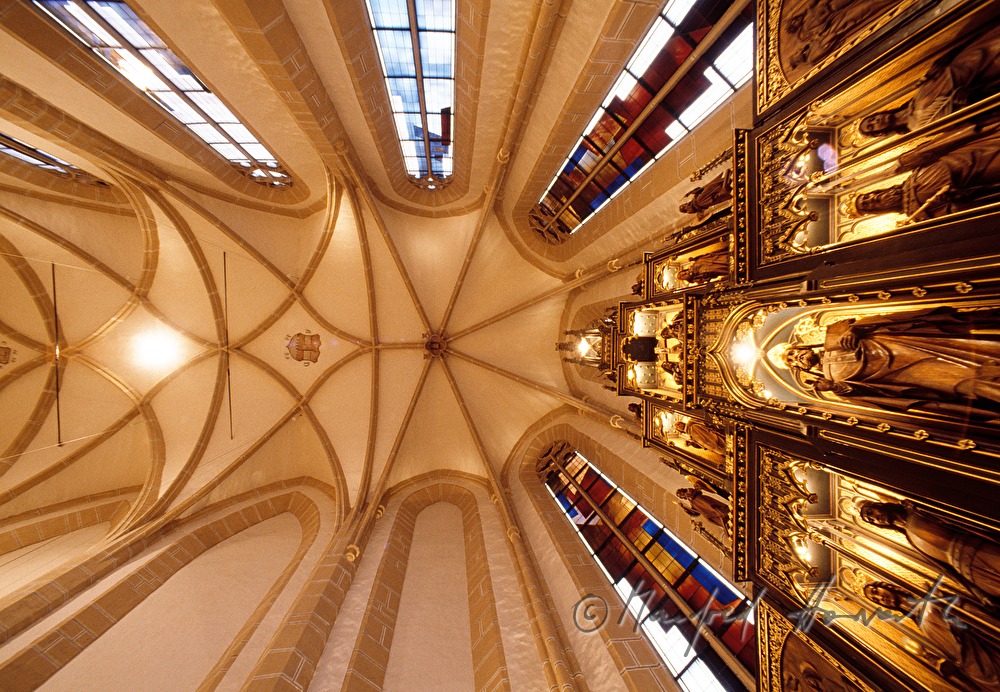 Spitalskirche, Altar und Kreuzrippengewölbe
