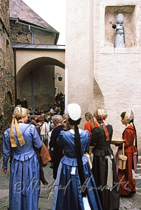Besucher gehen aus der Kirche nach dem Festgottesdienst (Erntedankfest)