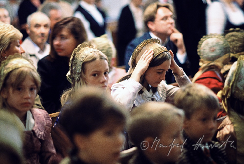 Kirchenbank und Kinder beim Festgottesdienst (Erntedankfest)