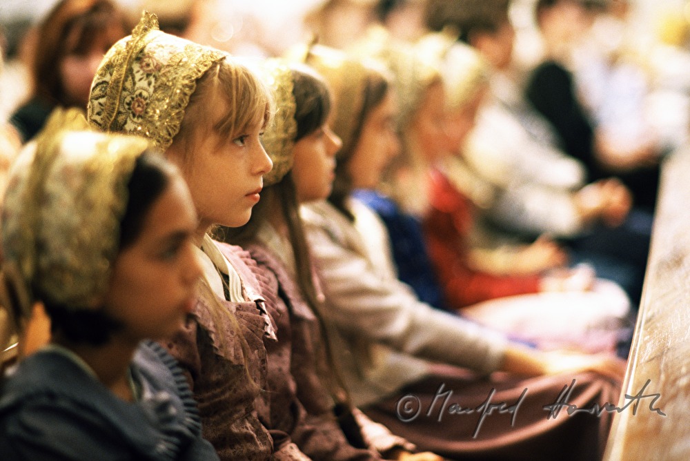 Kirchenbank und Kinder beim Festgottesdienst (Erntedankfest)