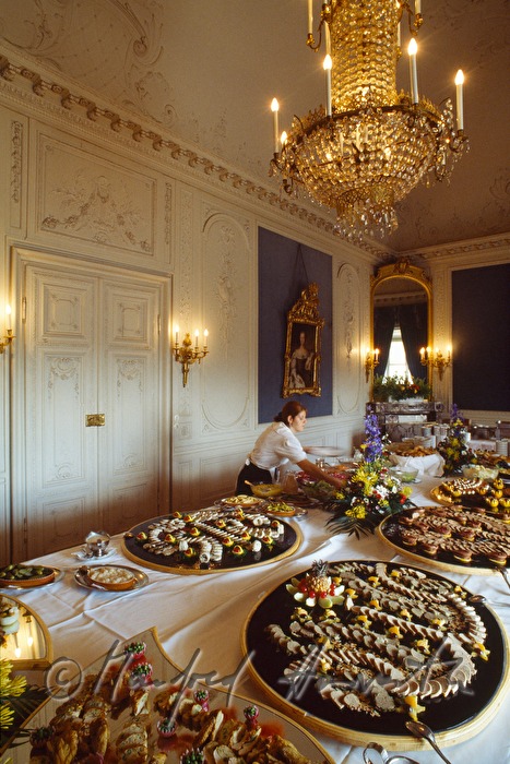 Buffet und Servierdame