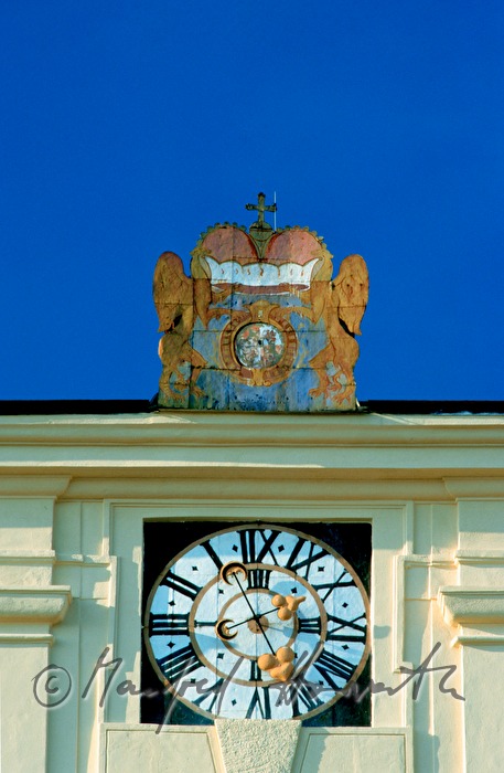 Uhr und Esterházy-Wappen an der Hauptfassade