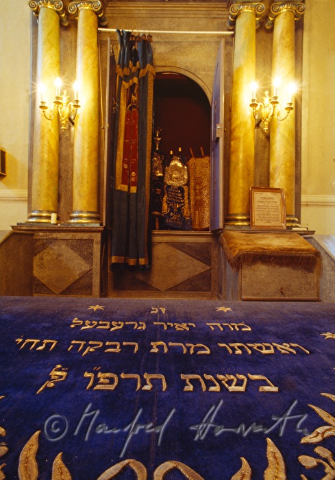 Altar mit Thora Rollen in der Synagoge