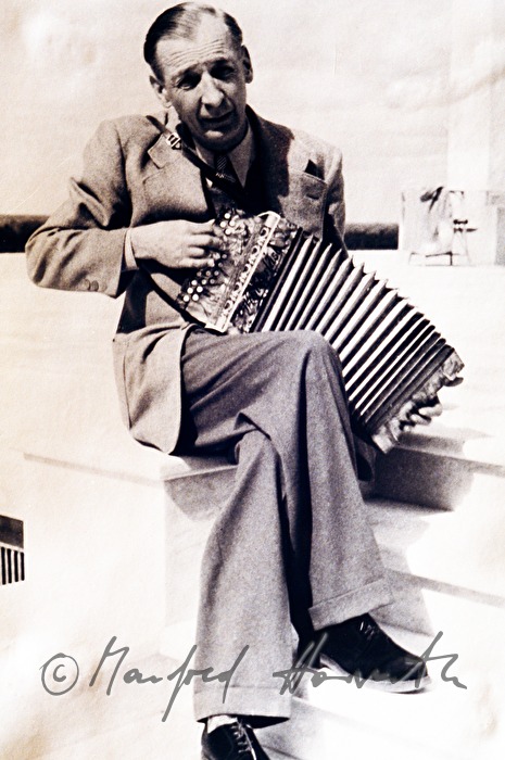 László Ede Almásy spielt Ziehharmonika