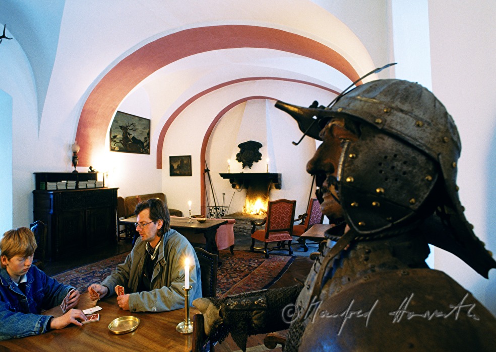 Schlossherr und Sohn spielen Karten