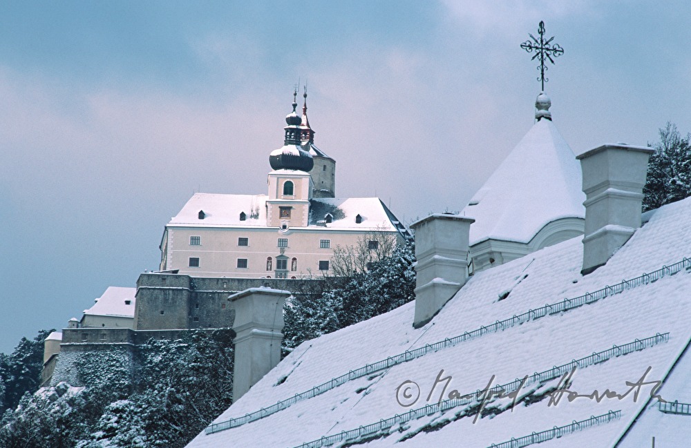 Dach der Kirche Maria Himmelfahrt  und Burg