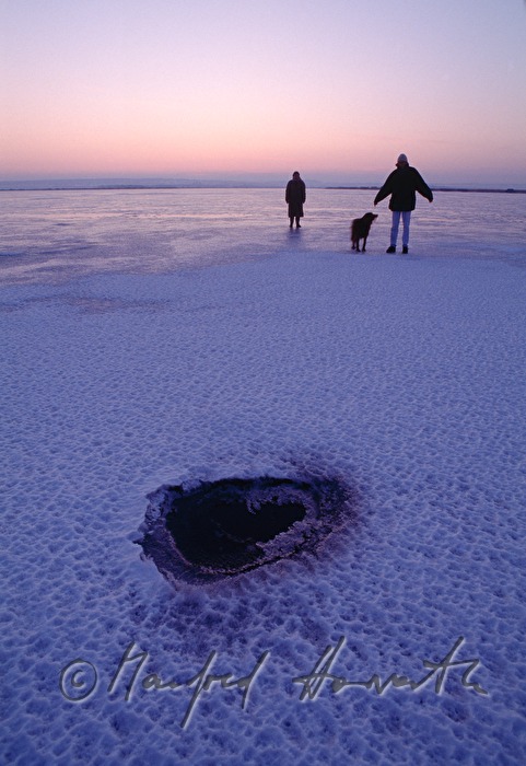 Loch im Eis und Eisläufer