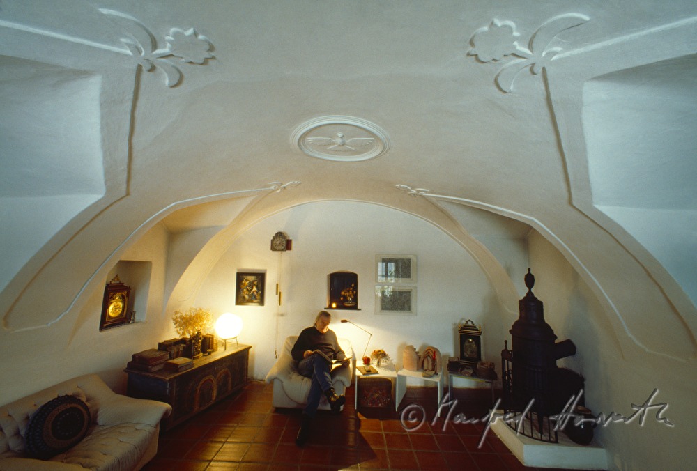 Wolfgang Komzak in seinem Wohnzimmer
