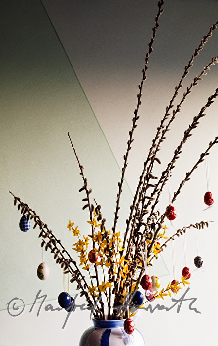 Ostereier-Baum im Wohnzimmer