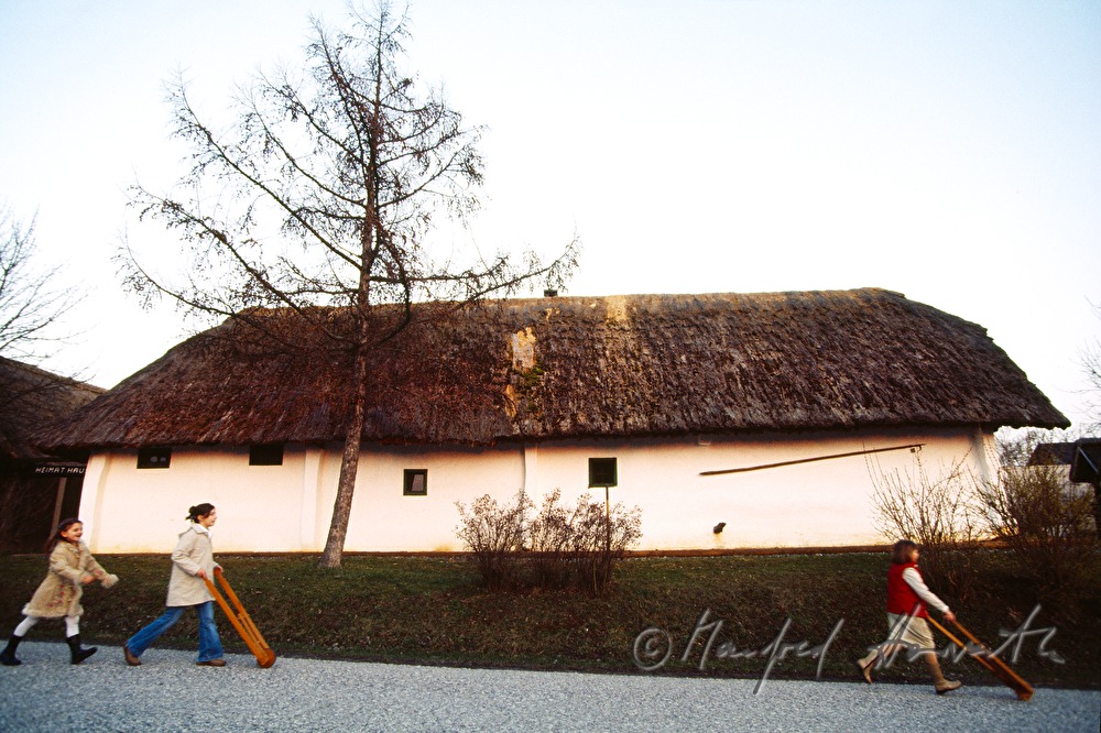 Osterratschen beim Heimathaus