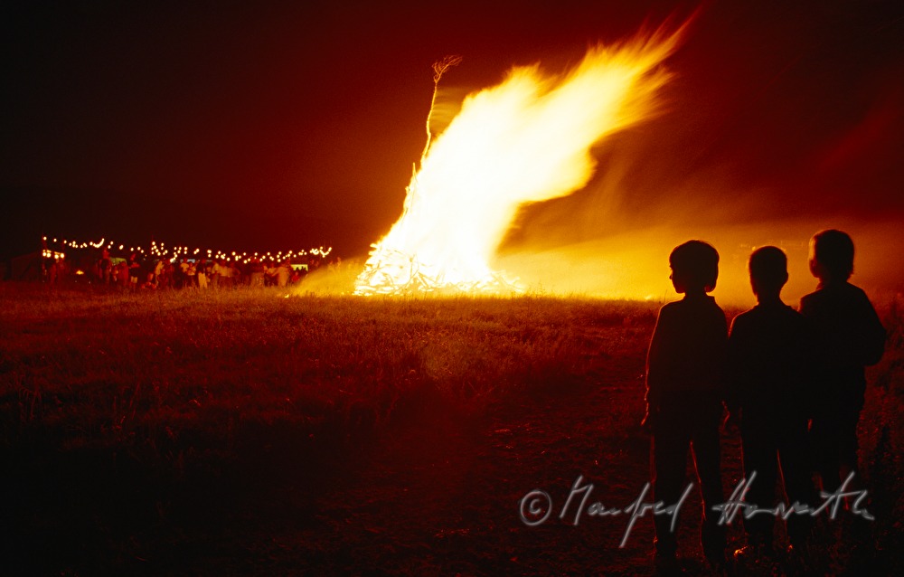 Zuseher beim Osterfeuer in Rechnitz