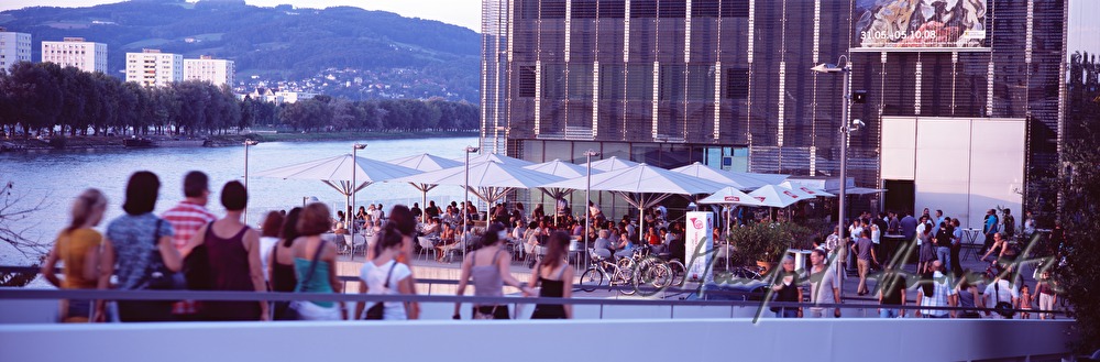 Fussgängerbrücke und Terrassencafe beim Lentos