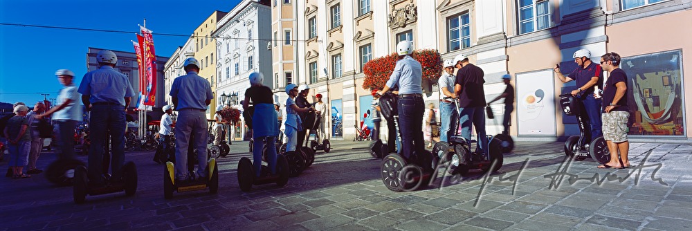 Touristen mit Segways auf dem Hauptplatz
