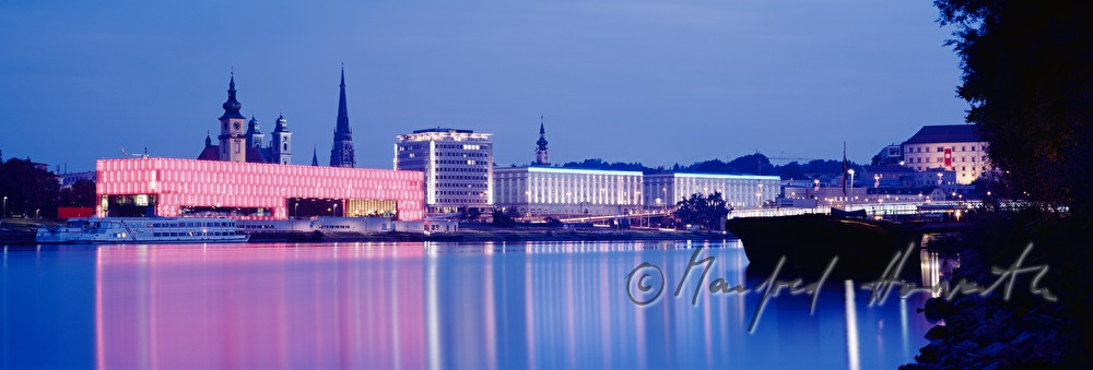 Donaupromenade mit Innenstadt