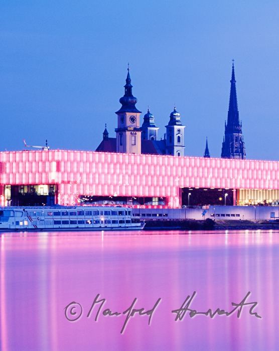 Donaupromenade mit Innenstadt