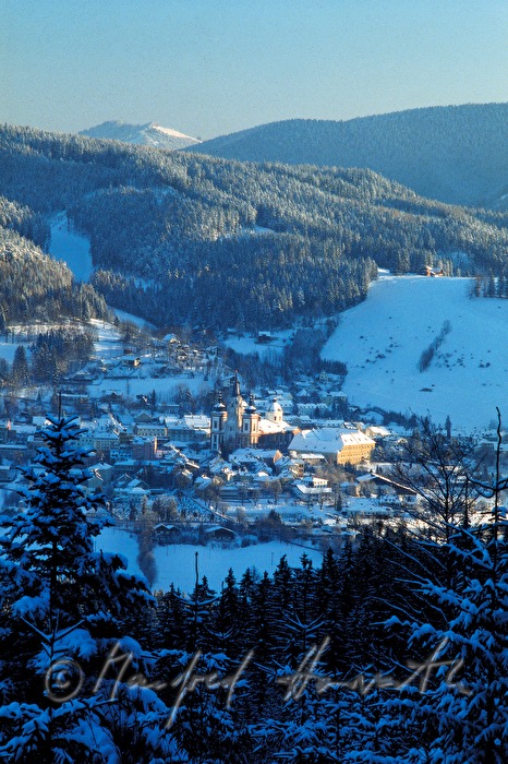 Basilika und winterliche Landschaft