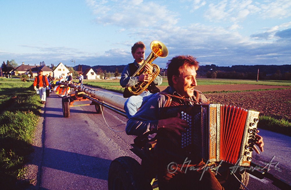 Maibaum-Transport mit Musikanten