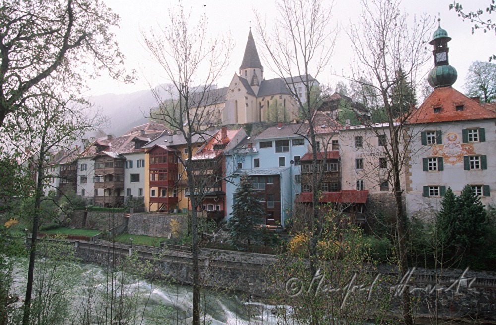 Mur-Promenade mit Stadtpfarrkirche St. Matthäus