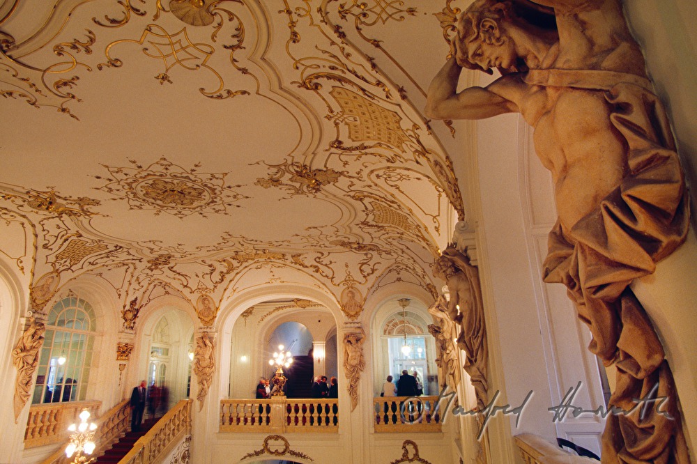 Foyer mit Besuchern und Treppe