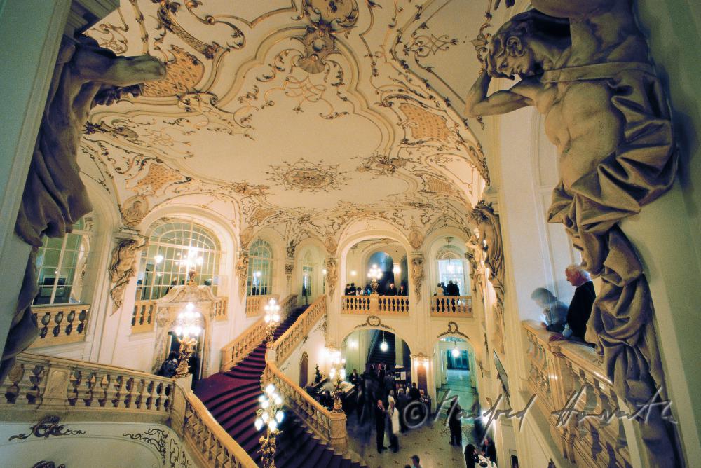 Foyer mit Besuchern und Treppe