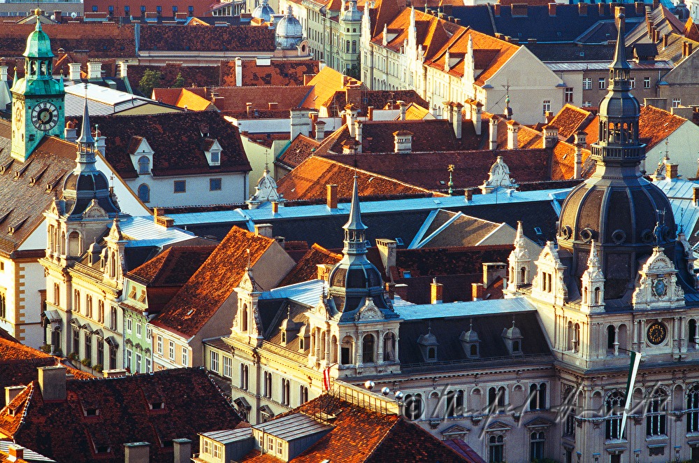 Blick vom Schloßberg auf das Rathaus