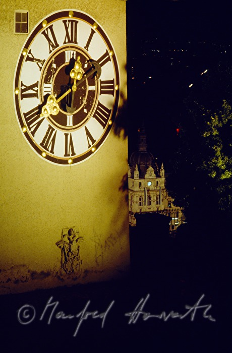 Uhrturm-Detail und Rathaus
