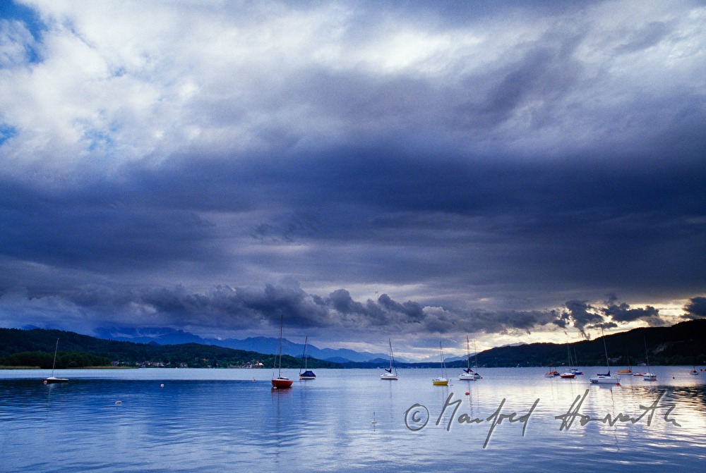 ankernde Boote und Gewitterwolken