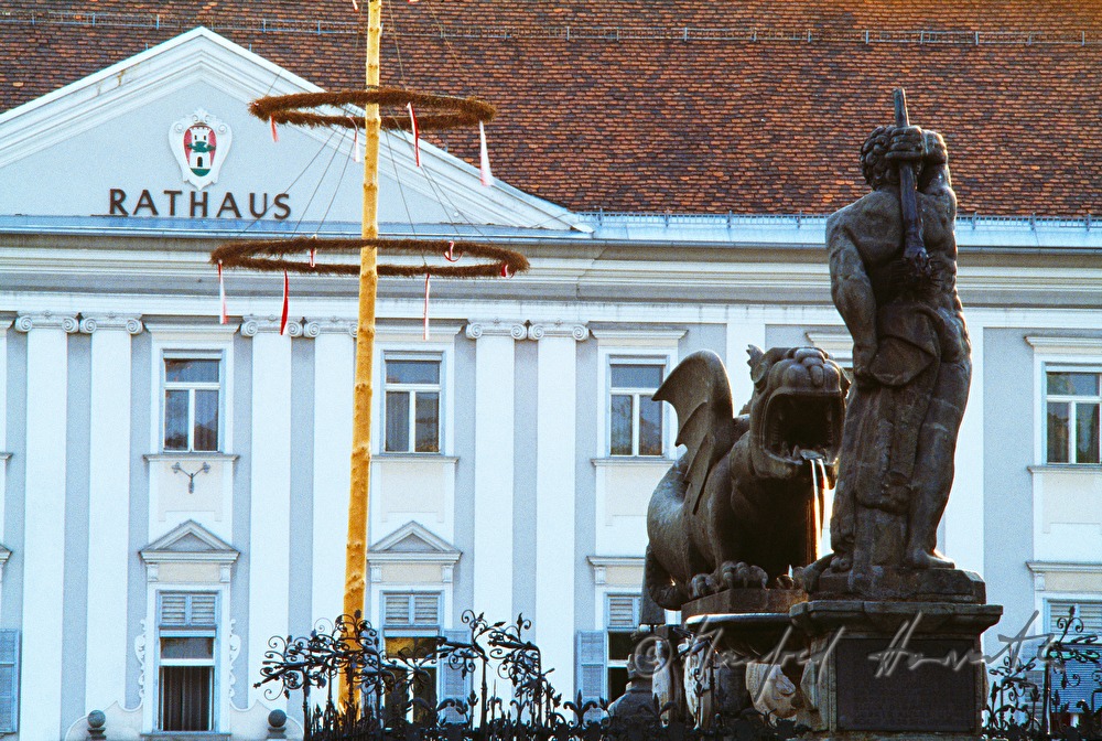 Lindwurm und Rathaus  am Hauptplatz