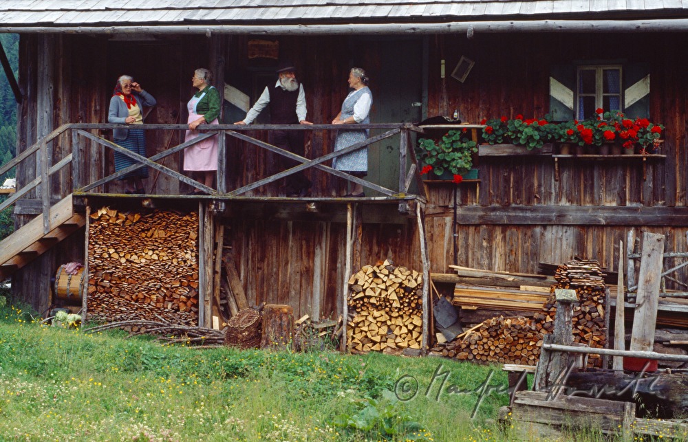 Almhütte mit kleinem Balkon