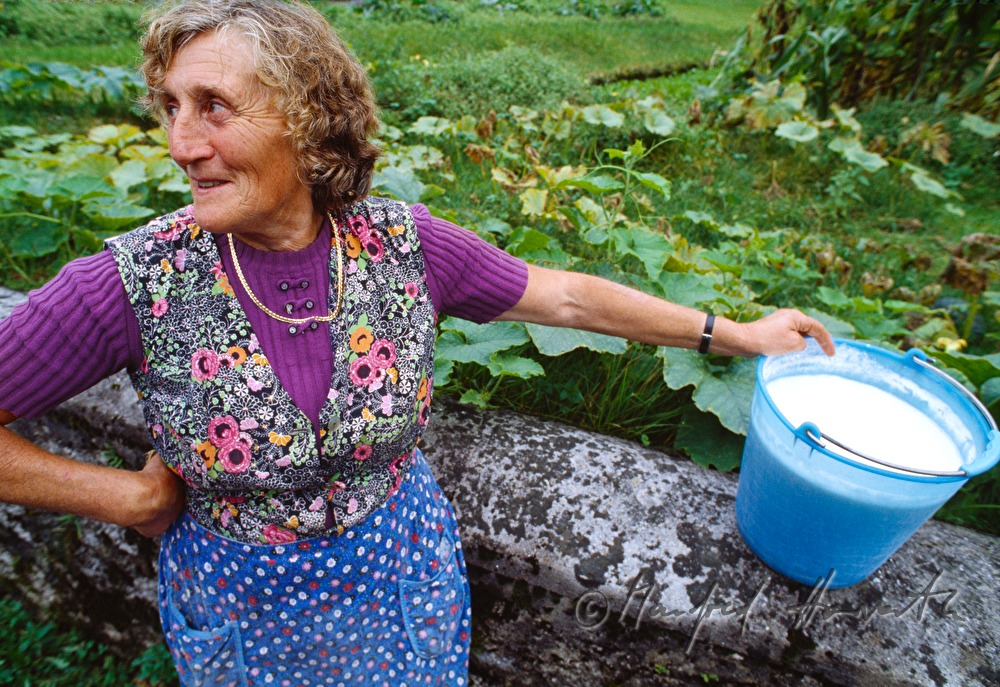 Bäuerin mit Milch-Eimer