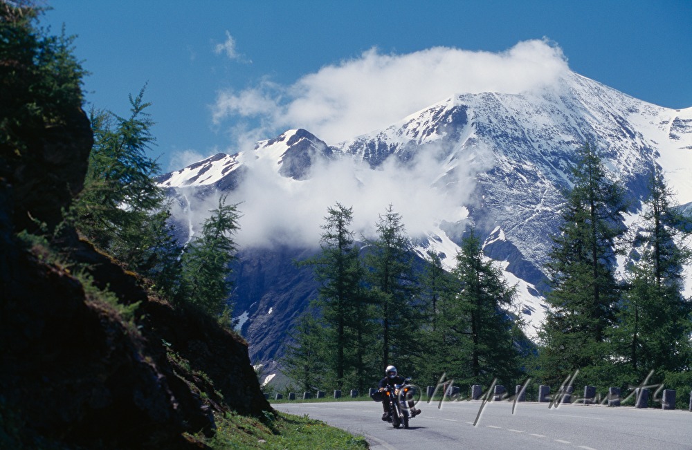Motorradfahrer in einer Kurve