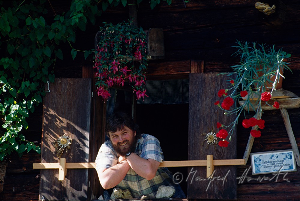 Senner in der Almhütte