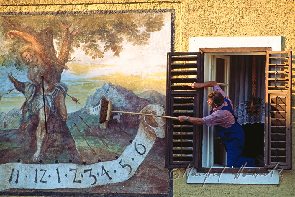 Sonnenuhr am Stift wird gereinigt