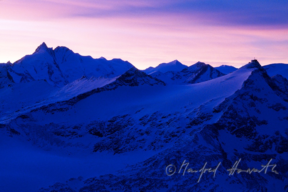 Grossglockner und Hoher Sonnblick mit Zittelhaus (3106 Meter)