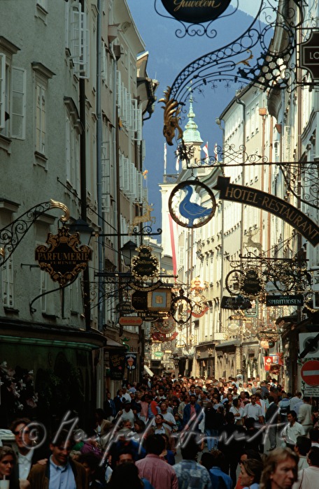 Fussgaenger in Getreidegasse