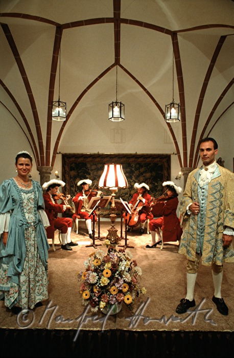 Saenger in Barockkostuem nach Konzert