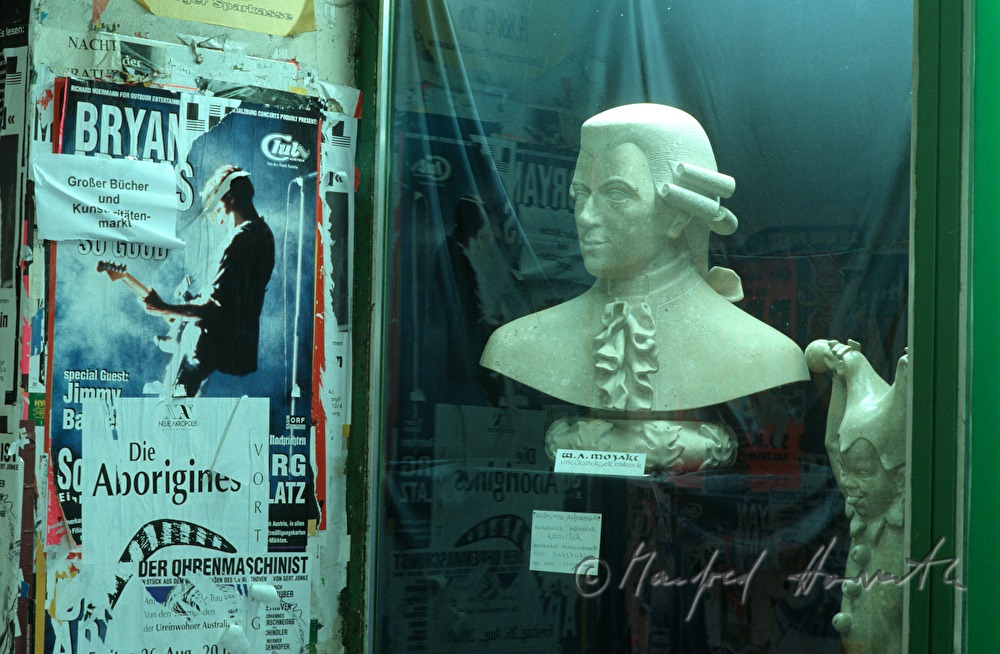 Schaufenster mit Mozart Bueste