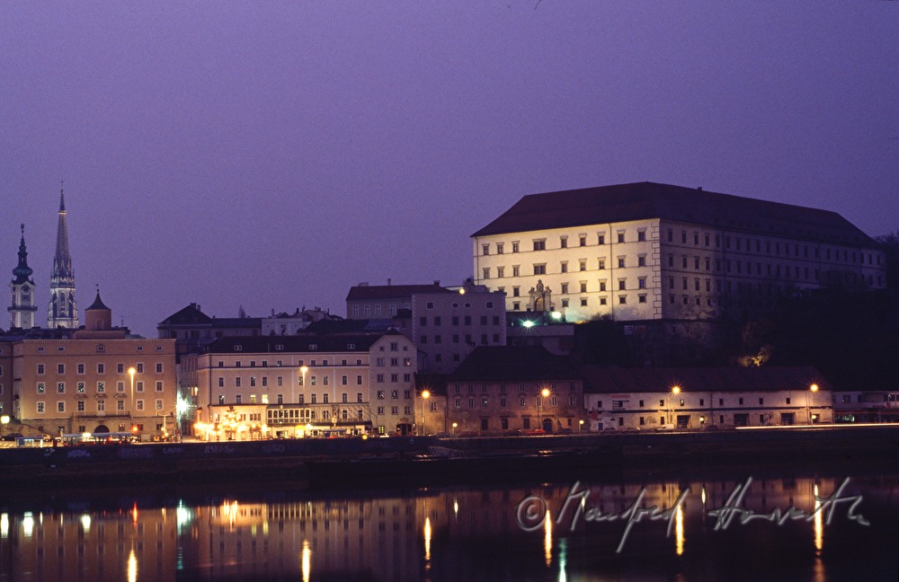 Donaupromenade mit Schloss