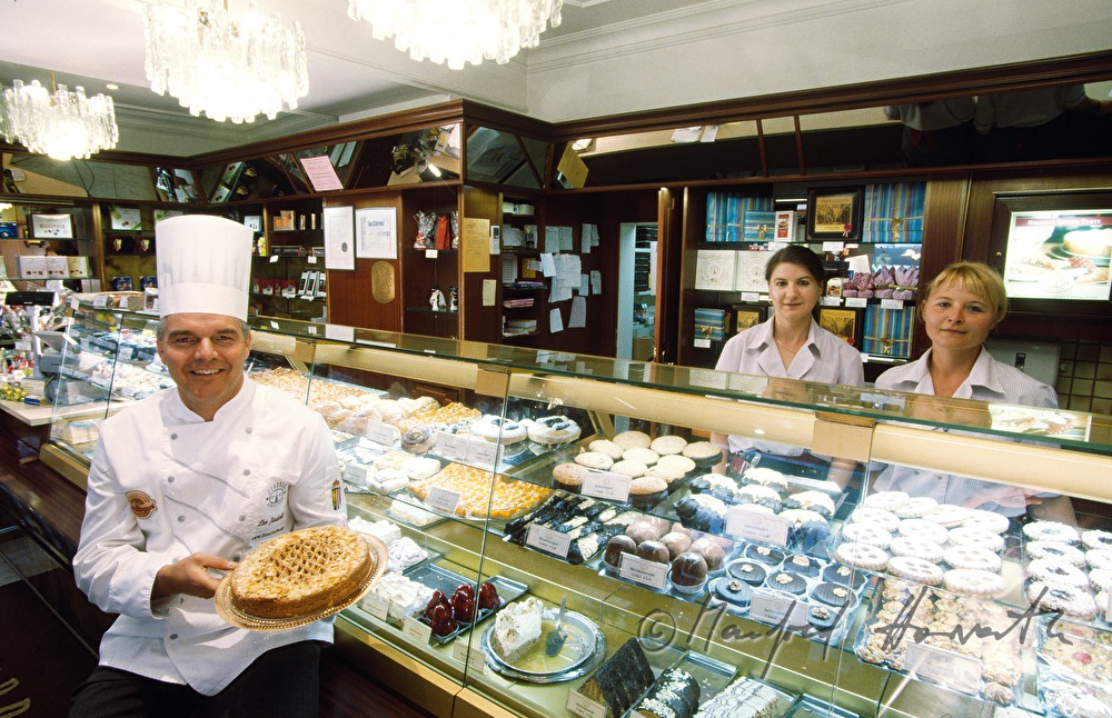 Konditormeister Jindrak und Original Linzertorte
